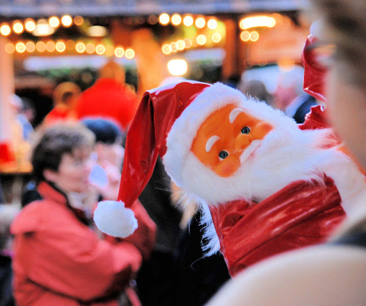 5366_3681 Weihnachtmann mit Bart - Passanten auf einem Markt zur Adventszeit. | Adventszeit  in Hamburg - Weihnachtsmarkt - VOL. 2